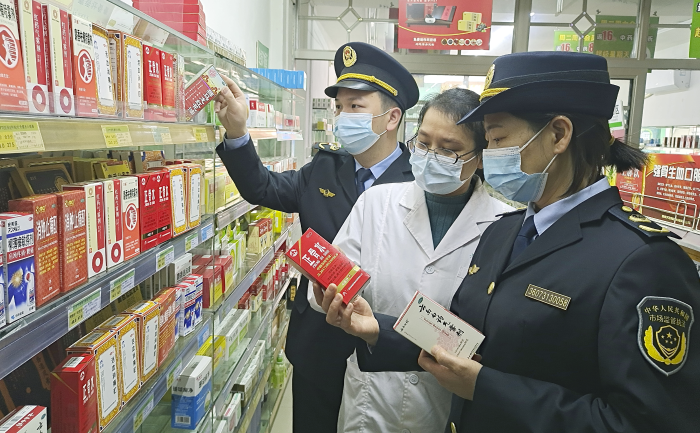 圖為11月23日，該局執(zhí)法人員在一藥店檢查。