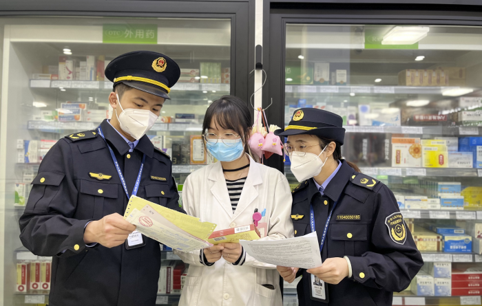 圖為該局執(zhí)法人員在一家網(wǎng)絡(luò)售藥單位開展線下巡查。