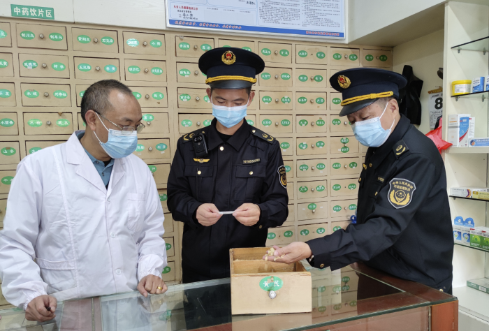 圖為該局執法人員在一家藥店檢查中藥飲片儲存情況。