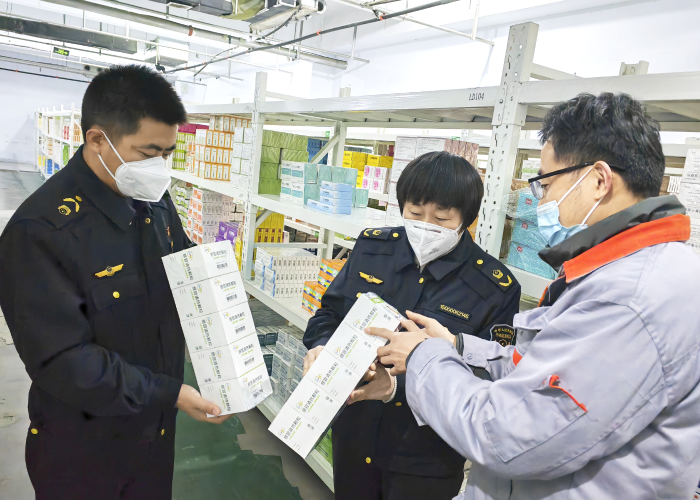 圖為第五分局執法人員正在檢查新冠治療用藥品。