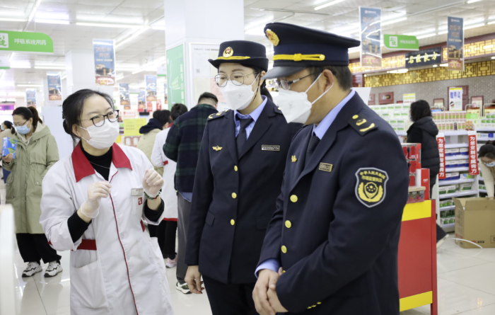 圖為第四分局執法人員在一家藥店檢查疫情防控藥品。