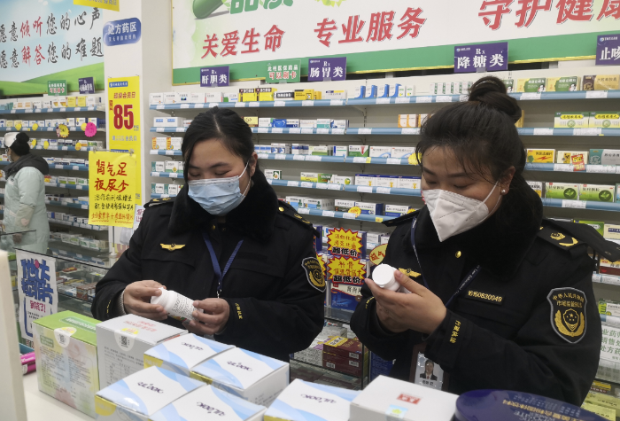 圖為12月15日，該局執(zhí)法人員在藥店對(duì)藥品價(jià)格進(jìn)行檢查。