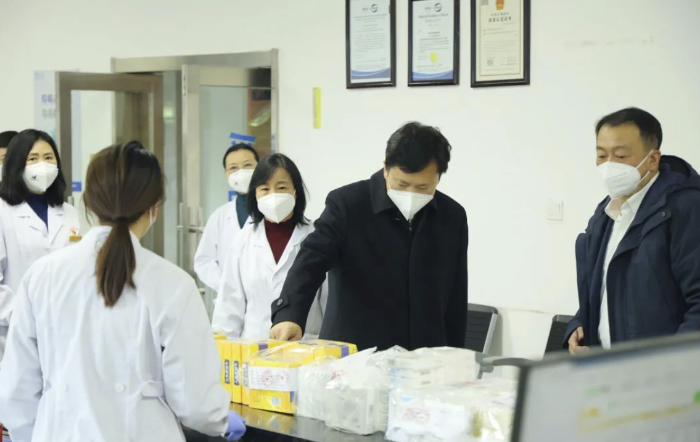 圖為吉林省藥監局黨組書記、局長孫繼民（右二）在省藥檢院調研。