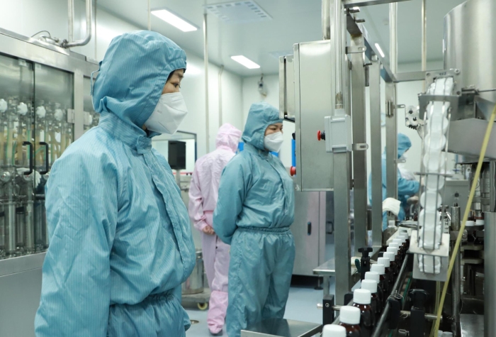 圖為國(guó)藥集團(tuán)藥物生產(chǎn)場(chǎng)景。