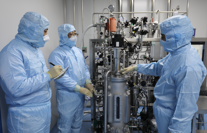 圖片為第四分局監管人員在一家企業活性生物骨生產車間進行現場檢查。