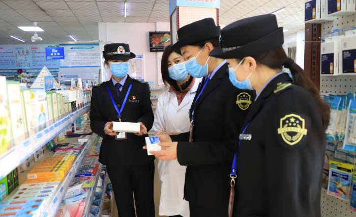 圖為該局執(zhí)法人員在一家藥店檢查藥品價(jià)格。