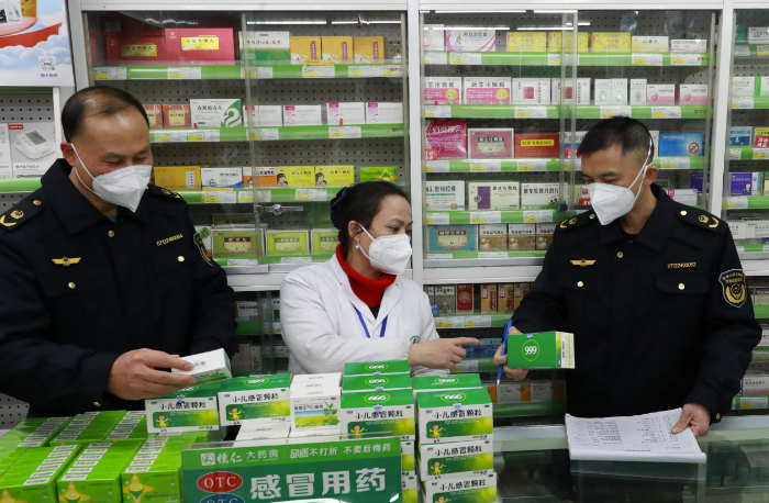 圖為該局執(zhí)法人員在一家藥店檢查涉疫藥品。