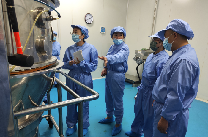 圖為吉林檢查分局工作人員幫扶指導鹿王制藥防疫藥品快速達產。 圖為吉林檢查分局工作人員幫扶指導鹿王制藥防疫藥品快速達產。