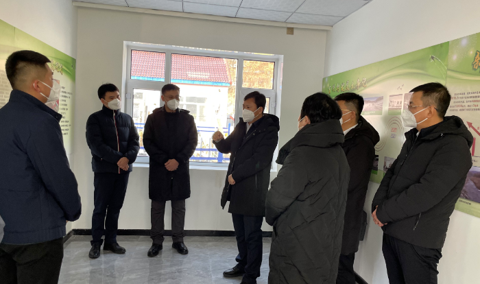 圖二為調研組考察吉興村鄉村振興服務站。