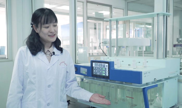 圖為吉林省省藥檢院檢驗人員介紹檢驗設備。