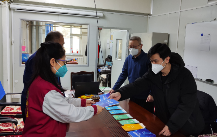 圖為四平檢查分局執法人員進企業發放安全用藥宣傳資料。