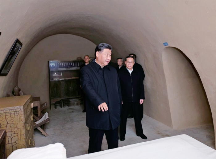2022年10月27日，中共中央總書記、國家主席、中央軍委主席習近平帶領(lǐng)中共中央政治局常委李強、趙樂際、王滬寧、蔡奇、丁薛祥、李希，瞻仰延安革命紀念地。這是習近平等在楊家?guī)X參觀毛澤東舊居。新華社記者 鞠鵬/攝