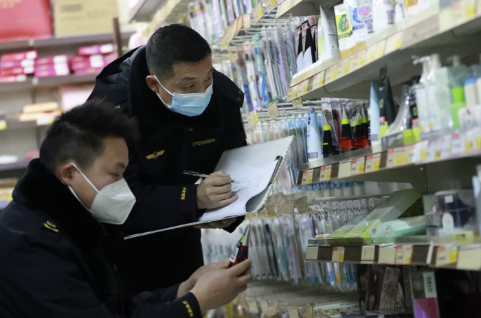 圖為該局執法人員在一家商店檢查護膚品是否存在虛假宣傳行為。