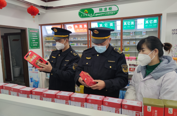 圖為該局執(zhí)法人員在一家零售藥店檢查西洋參質量。