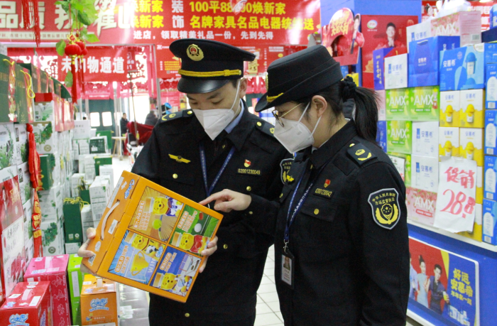 圖為該局執法人員在一家商場檢查在售食品是否超過保質期。