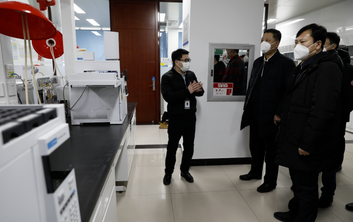 圖為吉林省藥監局黨組書記、局長孫繼民(右一)在吉林凱萊英醫藥化學有限公司調研。