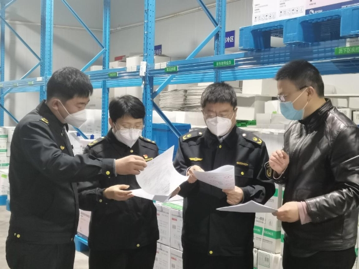 圖為一分局執(zhí)法人員對轄區(qū)內(nèi)一家新冠病毒疫苗配送企業(yè)進(jìn)行檢查。