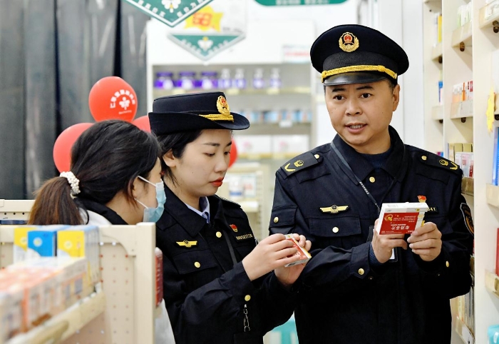 圖為2月6日，該局珍溪鎮市場監管所執法人員在檢查防疫藥品質量。.jpg