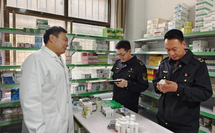 圖為該局執法人員在一家藥店進行抽檢。