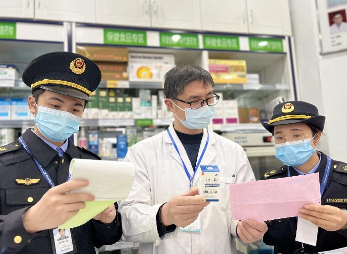 圖為該局執(zhí)法人員對藥店在售人血白蛋白進貨記錄進行核對。