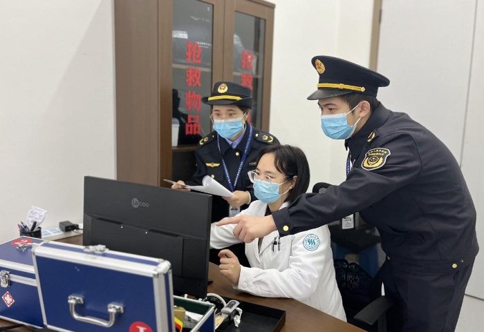 圖為該局執(zhí)法人員對(duì)校醫(yī)院的藥品進(jìn)貨記錄進(jìn)行核對(duì)。