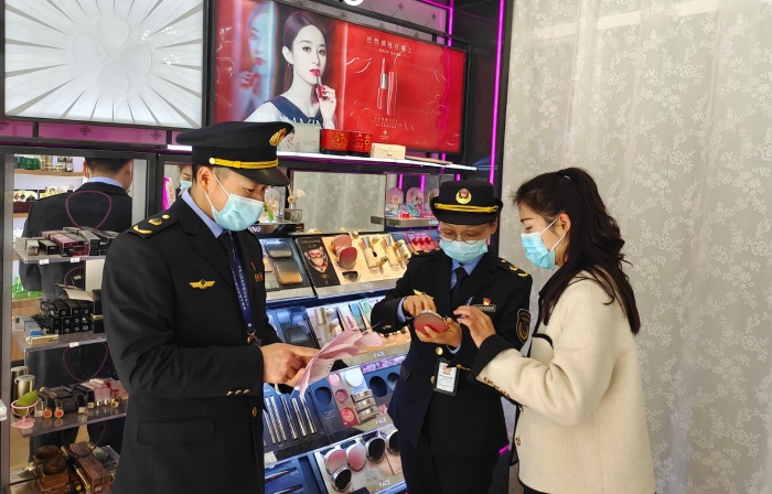 圖為執(zhí)法人員正在一家化妝品零售店開展檢查和宣傳活動。