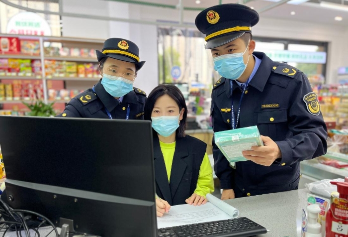 圖為該局執法人員正在一家商超內對其經銷的化妝品進行經營環節合規情況的核查。