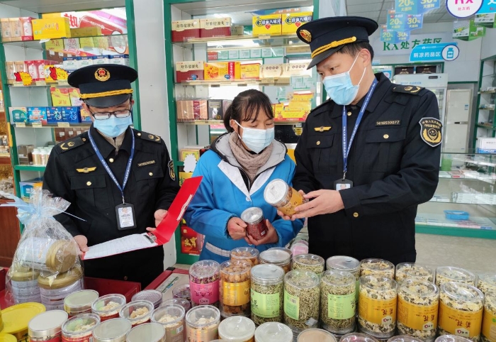 圖為執法人員正零售藥店檢查滋補養顏類藥品質量。