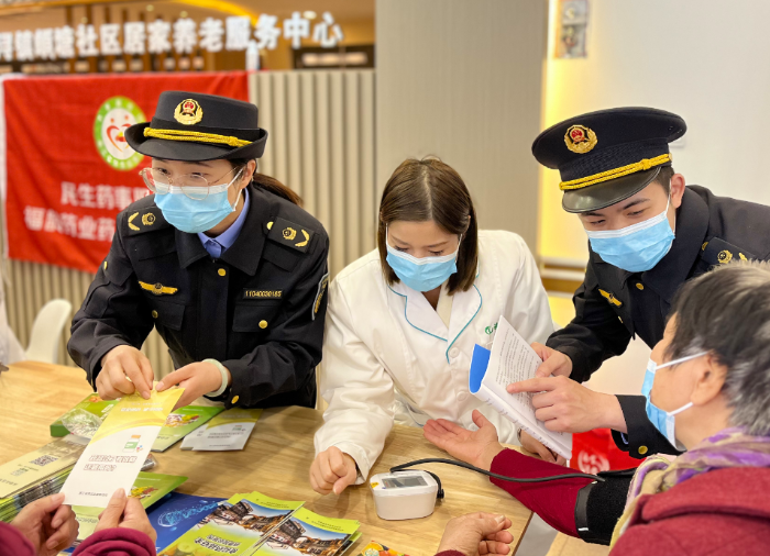 圖為該局組織志愿服務人員在一家養老機構為老年人提供測血壓等藥事惠民服務。