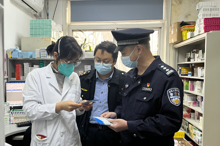 圖為執法人員在一家醫療機構檢查第二類精神藥品儲存條件。