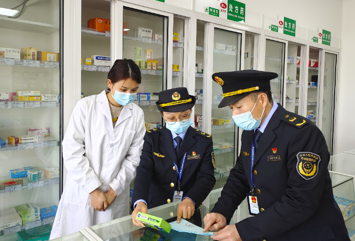 圖為該局執(zhí)法人員在一家藥店檢查藥品購進登記記錄。