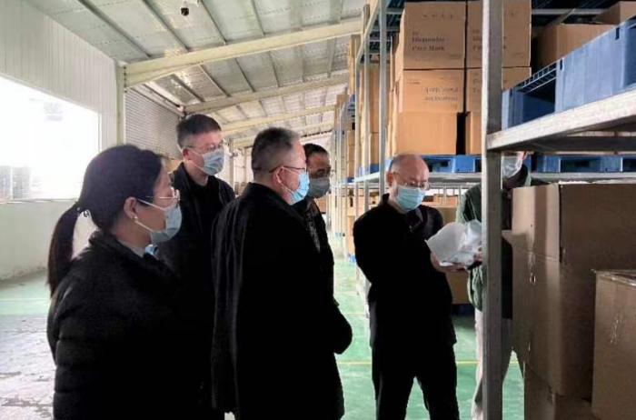 圖為該局執法人員在一家一類醫療器械生產企業查看車間庫房布局。