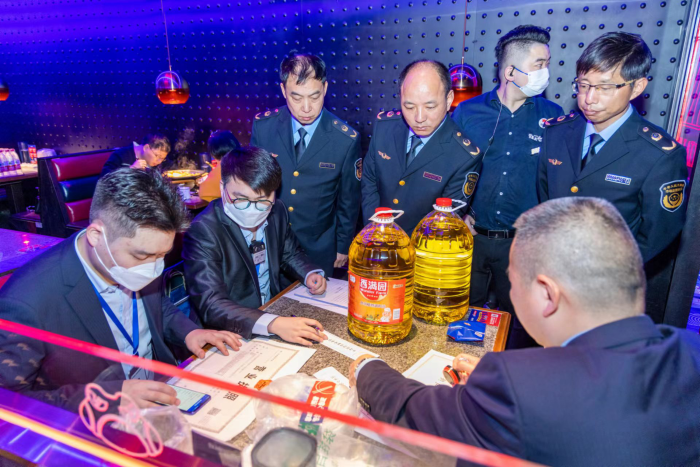 省局組織開展3·15食品安全“你點我檢”現場抽檢活動。