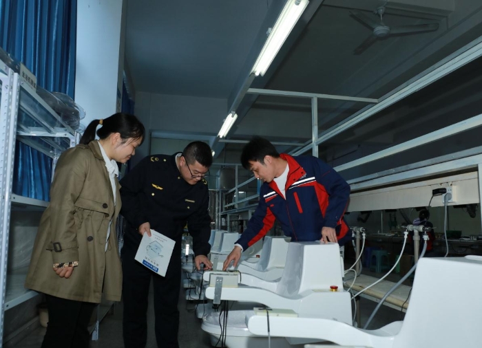 專項整治行動中監(jiān)管人員在產品功能測試現場檢查（程奇 攝）