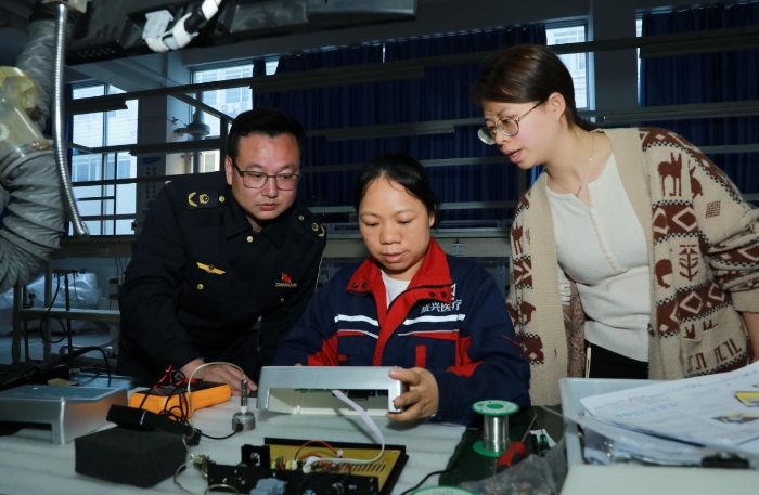 專項整治行動中監(jiān)管人員在醫(yī)療器械生產車間開展檢查（程奇 攝）