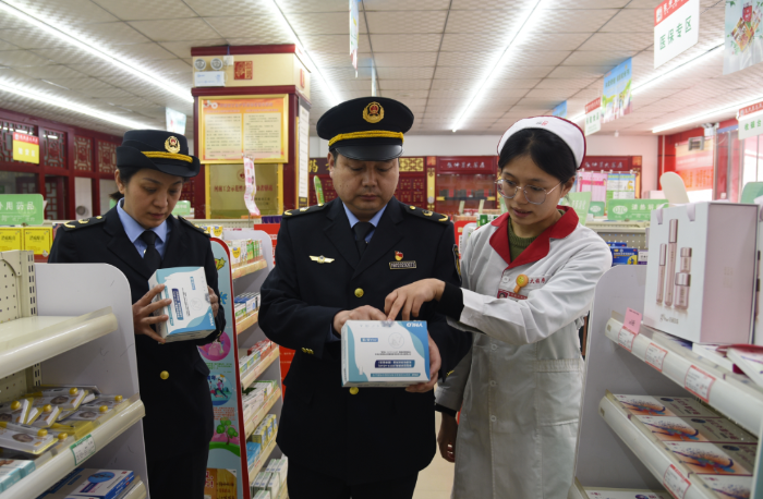 圖為開封市龍亭區市場監管部門執法人員在一家醫療器械經營單位檢查試劑盒的標識標簽和購進情況。