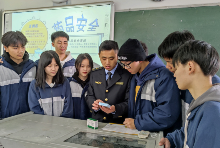 圖為該局工作人員給南豐一家學校的師生講解藥品安全知識。