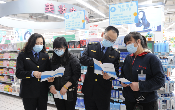 圖為該局執(zhí)法人員在一家大型商超化妝品專柜向經(jīng)營者宣講。 圖為該局執(zhí)法人員在一家大型商超化妝品專柜向經(jīng)營者宣講。