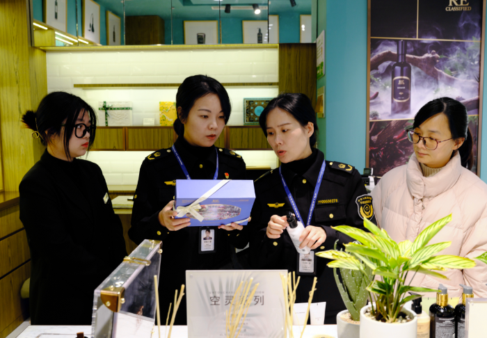 圖為該局執(zhí)法人員對城西街道商業(yè)綜合體內(nèi)一家化妝品店進行檢查。