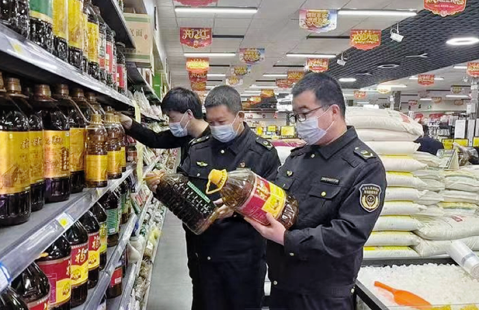 圖為該局執(zhí)法人員在一家超市檢查食用植物油包裝標(biāo)簽標(biāo)識。