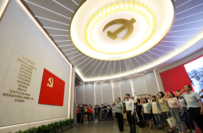 黨員在上海中共一大紀(jì)念館里重溫入黨誓詞（2021年6月3日攝）。新華社記者 劉穎 攝