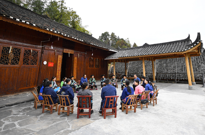 這是2022年11月15日拍攝的湖南省花垣縣十八洞村“院壩小講堂”活動現(xiàn)場。新華社記者 陳振海 攝