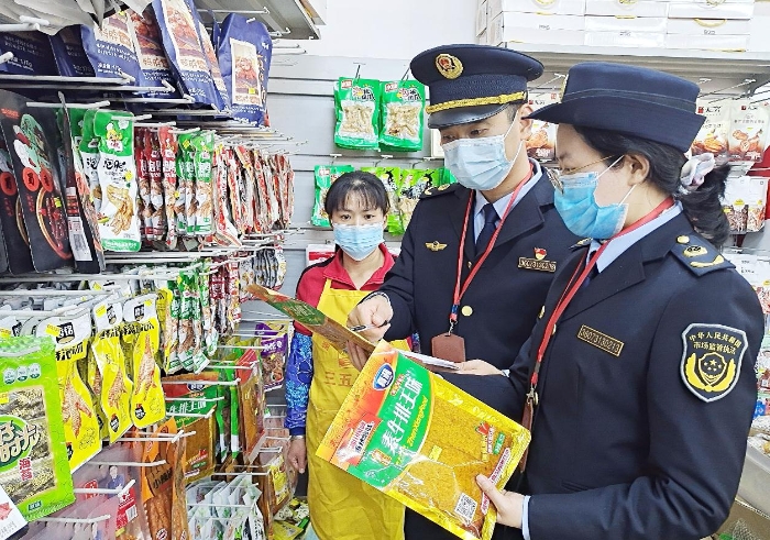 圖為4月5日該局執法人員正在一鄉鎮校園周邊商店檢查“辣條”。