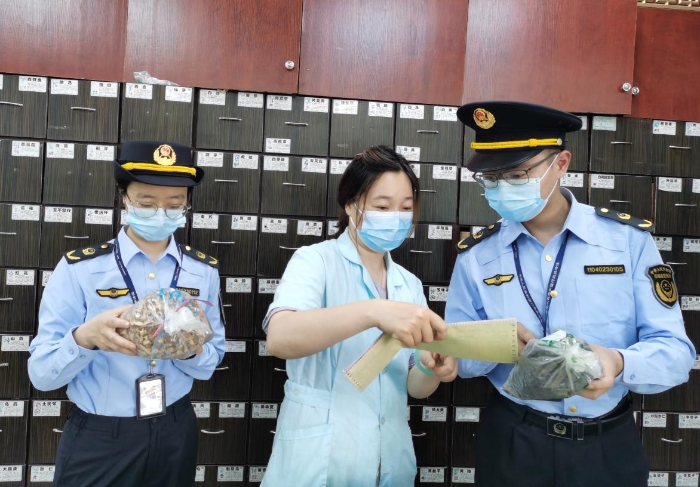 圖為執法人員對中藥飲片進行現場檢查。