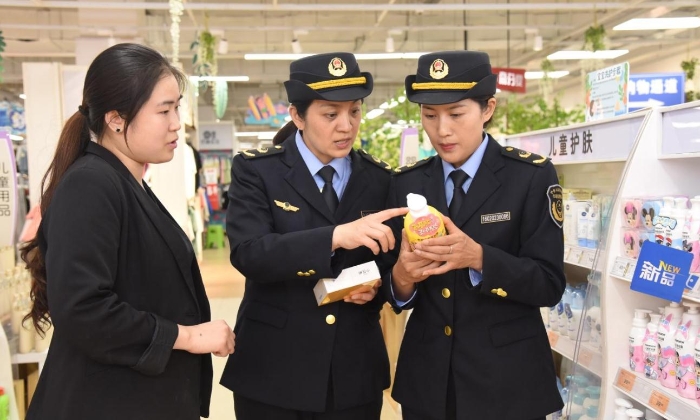 圖為執法人員在一家化妝品經營企業檢查兒童化妝品的標簽標識。