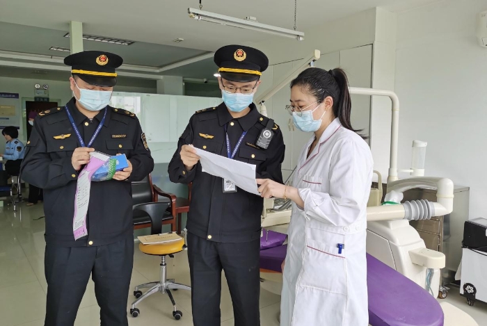 圖為執法人員對醫療器械進行抽樣