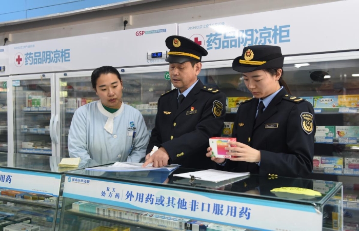 圖為執法人員在一家藥品經營企業檢查藥品采購和陰涼藥品儲存記錄情況。