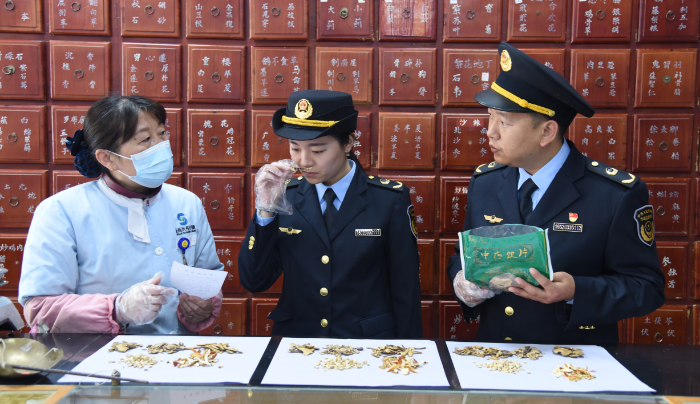 圖為該局執法人員在一家藥店檢查中藥飲片質量情況。