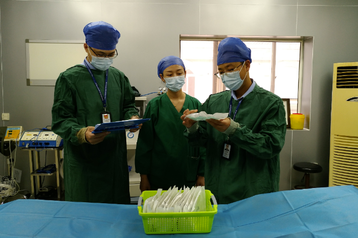 圖為該局執法人員在一家醫療機構檢查藥械使用情況。