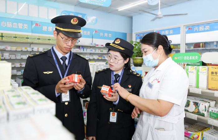 圖為該局執(zhí)法人員在一家藥店檢查藥品質量。 圖為該局執(zhí)法人員在一家藥店檢查藥品質量。